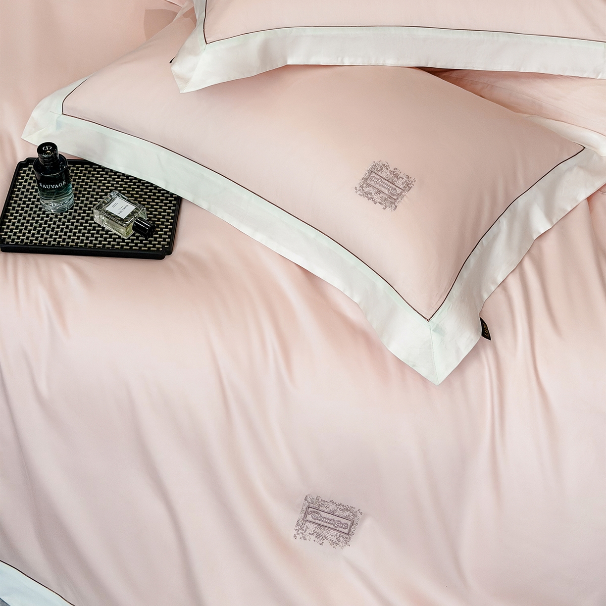 91家纺网 家纺一手货源 找家纺 欣宜家纺 2026新款A类100支全棉纯棉50x50s埃及贡缎长绒棉刺绣绣花四件套-仙本娜（控价 券后标准不低于288元） 仙本娜 轻奢粉