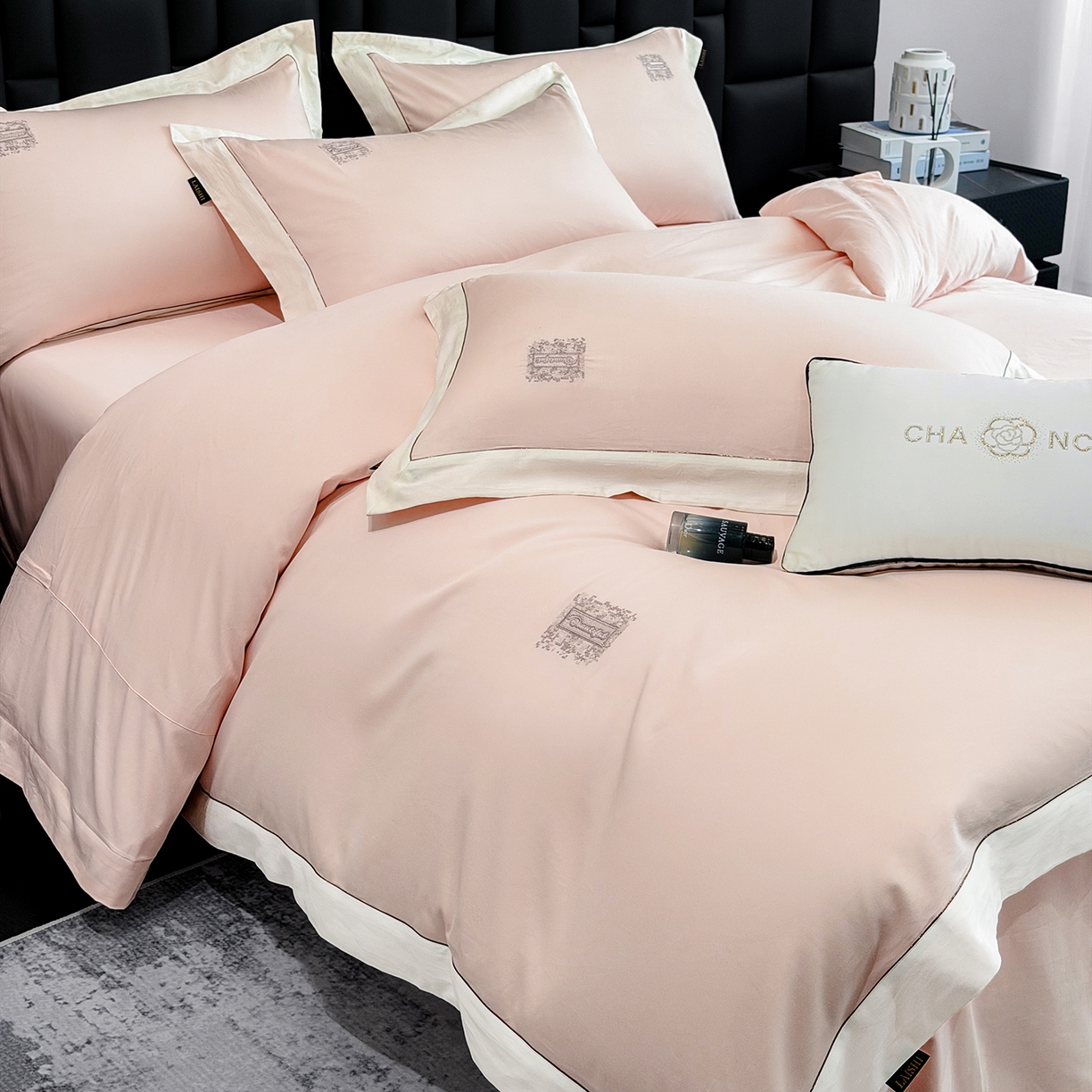 91家纺网 家纺一手货源 找家纺 欣宜家纺 2026新款A类100支全棉纯棉50x50s埃及贡缎长绒棉刺绣绣花四件套-仙本娜（控价 券后标准不低于288元） 仙本娜 轻奢粉