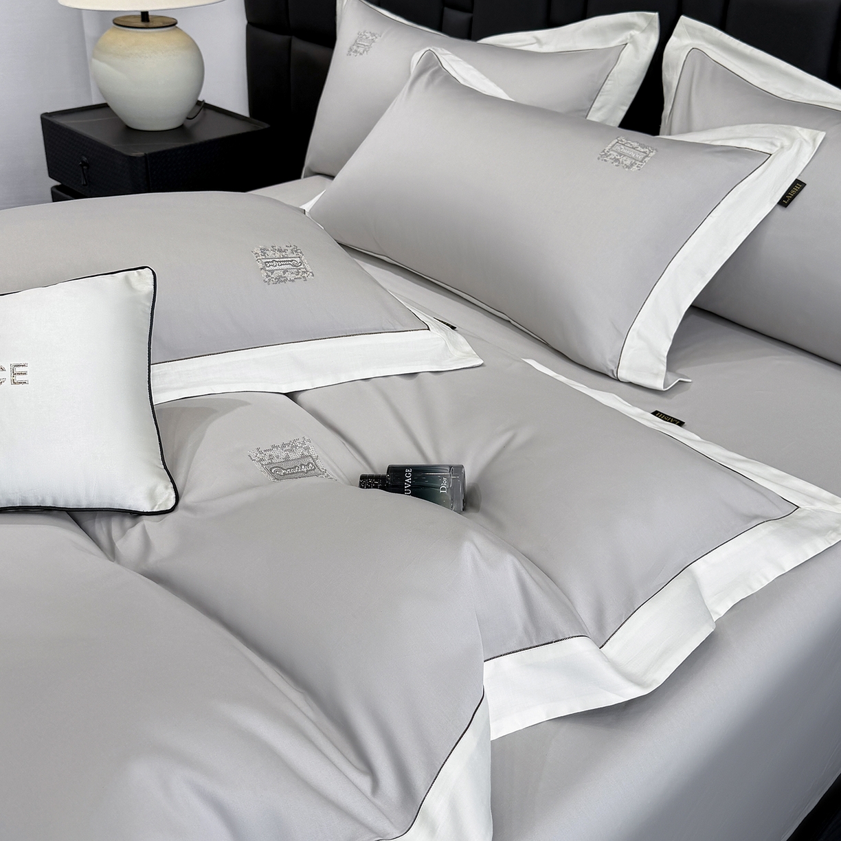 91家纺网 家纺一手货源 找家纺 欣宜家纺 2026新款A类100支全棉纯棉50x50s埃及贡缎长绒棉刺绣绣花四件套-仙本娜（控价 券后标准不低于288元） 仙本娜 绅士灰