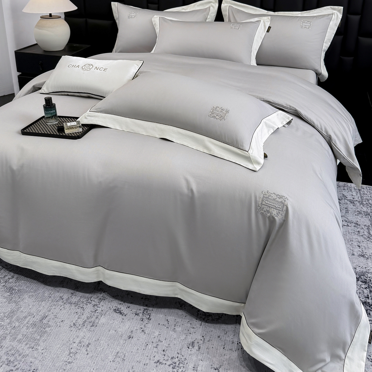 91家纺网 家纺一手货源 找家纺 欣宜家纺 2026新款A类100支全棉纯棉50x50s埃及贡缎长绒棉刺绣绣花四件套-仙本娜（控价 券后标准不低于288元） 仙本娜 绅士灰