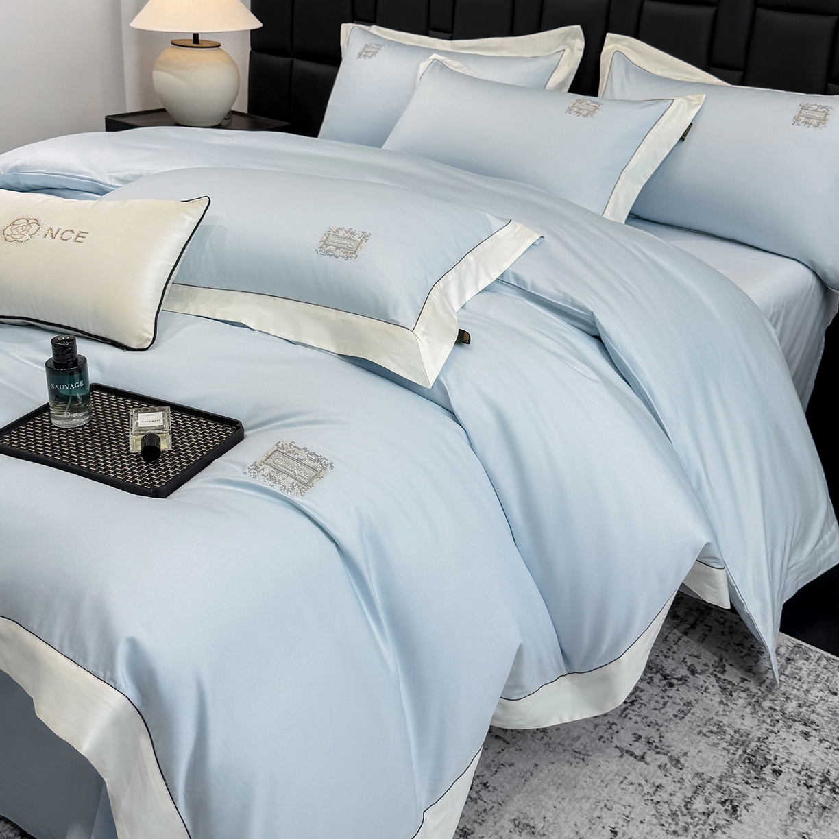 91家纺网 家纺一手货源 找家纺 欣宜家纺 2026新款A类100支全棉纯棉50x50s埃及贡缎长绒棉刺绣绣花四件套-仙本娜（控价 券后标准不低于288元） 仙本娜 天空蓝