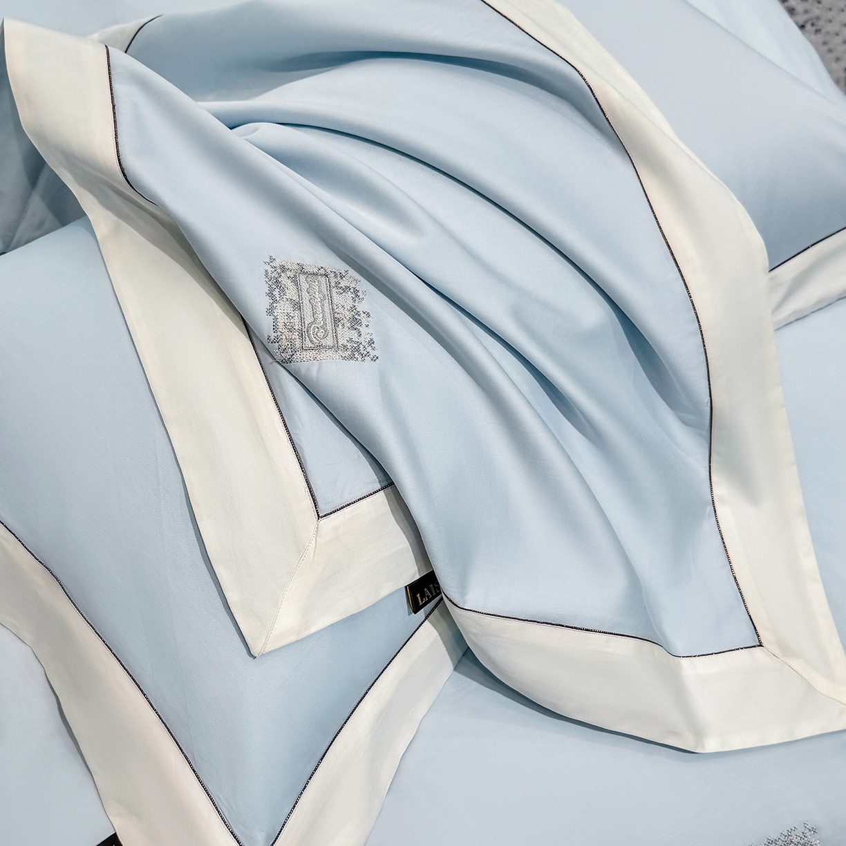 91家纺网 家纺一手货源 找家纺 欣宜家纺 2026新款A类100支全棉纯棉50x50s埃及贡缎长绒棉刺绣绣花四件套-仙本娜（控价 券后标准不低于288元） 仙本娜 天空蓝