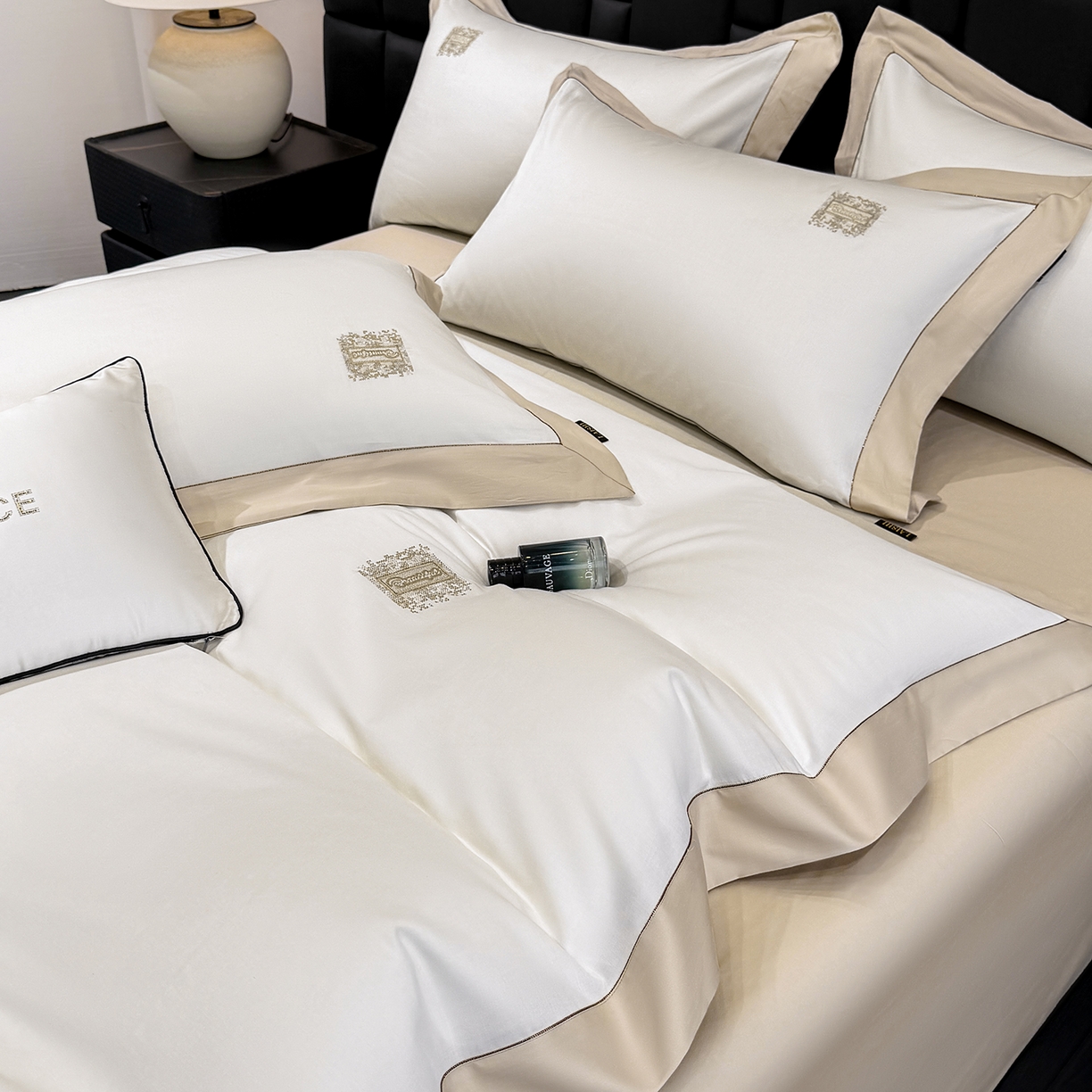 91家纺网 家纺一手货源 找家纺 欣宜家纺 2026新款A类100支全棉纯棉50x50s埃及贡缎长绒棉刺绣绣花四件套-仙本娜（控价 券后标准不低于288元） 仙本娜 香槟金