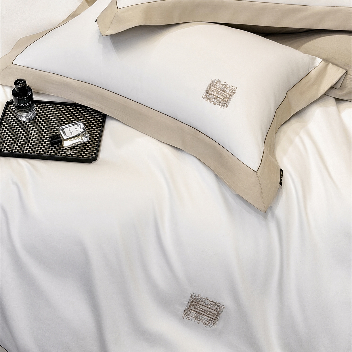 91家纺网 家纺一手货源 找家纺 欣宜家纺 2026新款A类100支全棉纯棉50x50s埃及贡缎长绒棉刺绣绣花四件套-仙本娜（控价 券后标准不低于288元） 仙本娜 香槟金