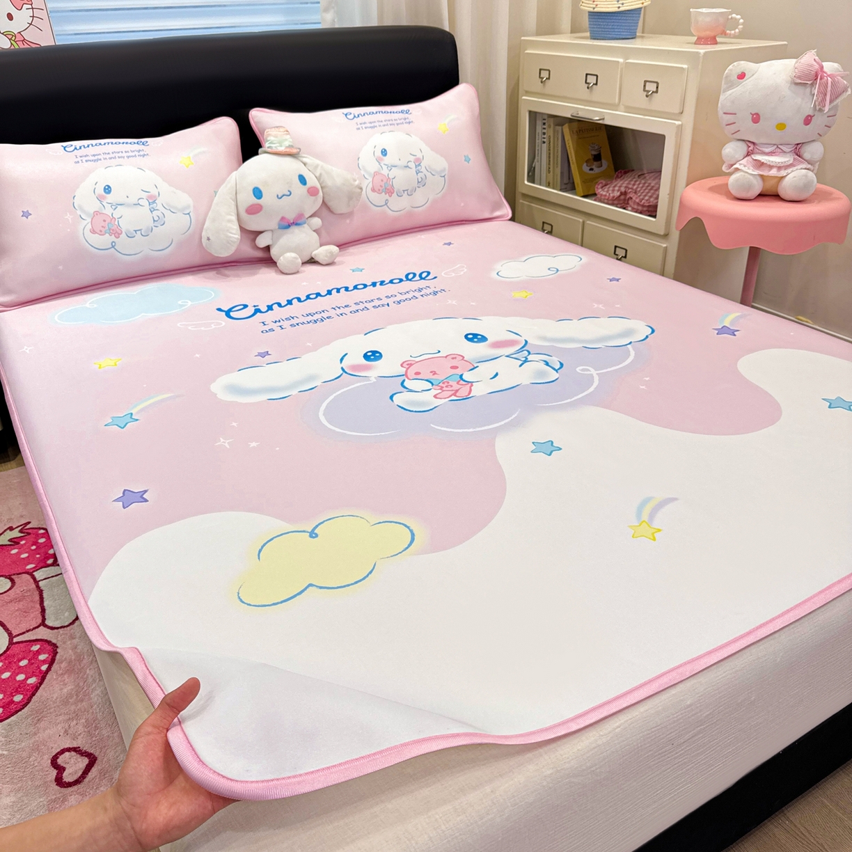 91家纺网 家纺一手货源 找家纺 博雅 2026三丽鸥大阪A类小冰皮数码印花凉席 小冰皮凉席-粉色星星玉桂狗