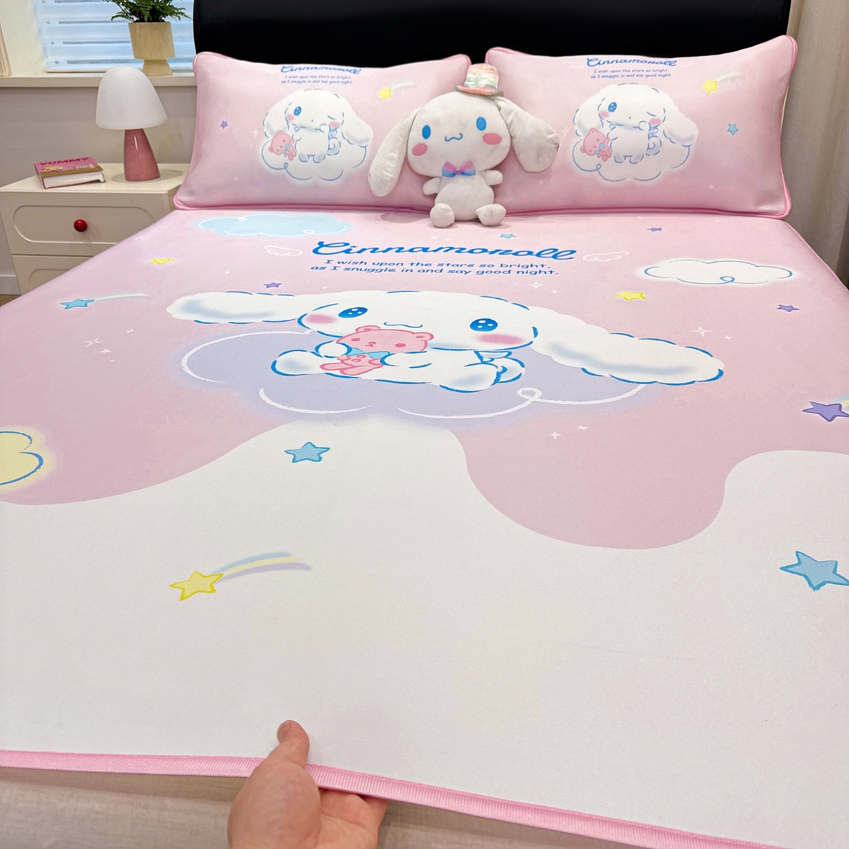 91家纺网 家纺一手货源 找家纺 博雅 2026三丽鸥大阪A类小冰皮数码印花凉席 小冰皮凉席-粉色星星玉桂狗