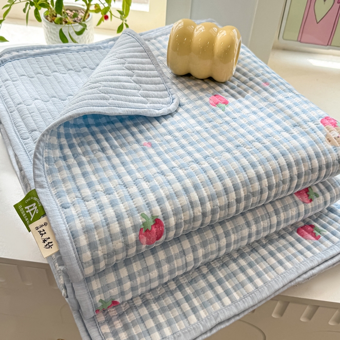 喜居 2026新款A类双面泡芙双层纱夹棉床盖 双层纱夹棉床盖-草莓格子熊