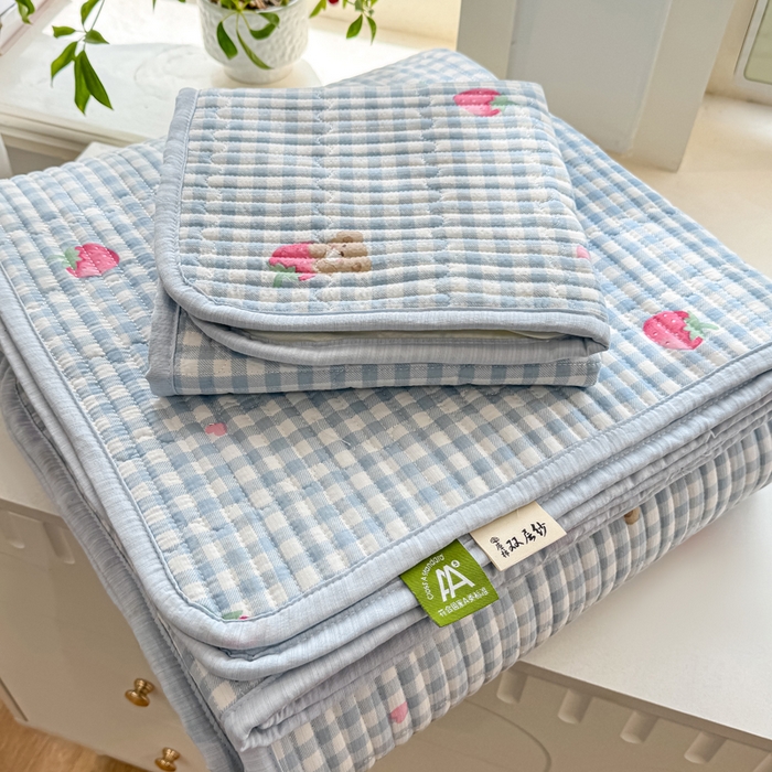 91家纺网 家纺一手货源 找家纺 喜居 2026新款A类双面泡芙双层纱夹棉床盖 双层纱夹棉床盖-草莓格子熊