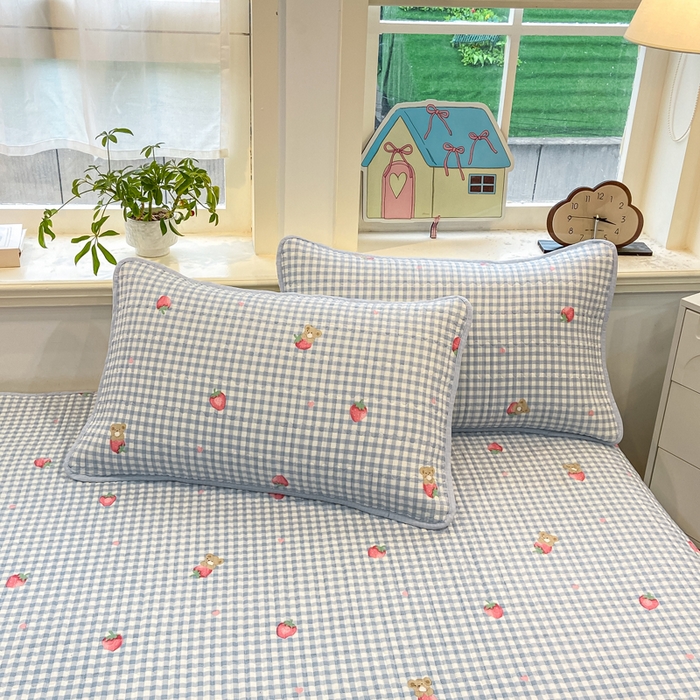 91家纺网 家纺一手货源 找家纺 喜居 2026新款A类双面泡芙双层纱夹棉床盖 双层纱夹棉床盖-草莓格子熊