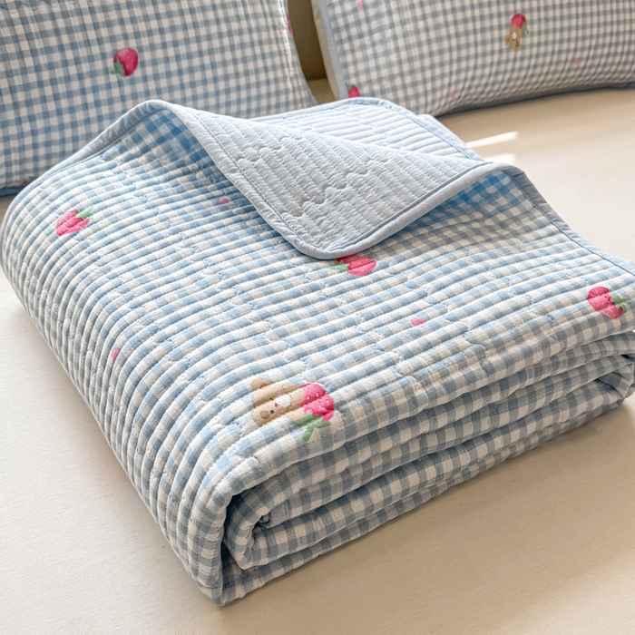 91家纺网 家纺一手货源 找家纺 喜居 2026新款A类双面泡芙双层纱夹棉床盖 双层纱夹棉床盖-草莓格子熊