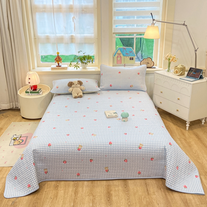 91家纺网 家纺一手货源 找家纺 喜居 2026新款A类双面泡芙双层纱夹棉床盖 双层纱夹棉床盖-草莓格子熊