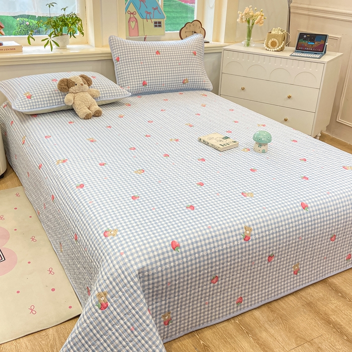 91家纺网 家纺一手货源 找家纺 喜居 2026新款A类双面泡芙双层纱夹棉床盖 双层纱夹棉床盖-草莓格子熊