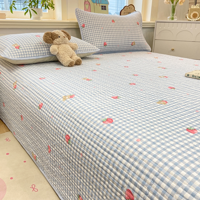 91家纺网 家纺一手货源 找家纺 喜居 2026新款A类双面泡芙双层纱夹棉床盖 双层纱夹棉床盖-草莓格子熊