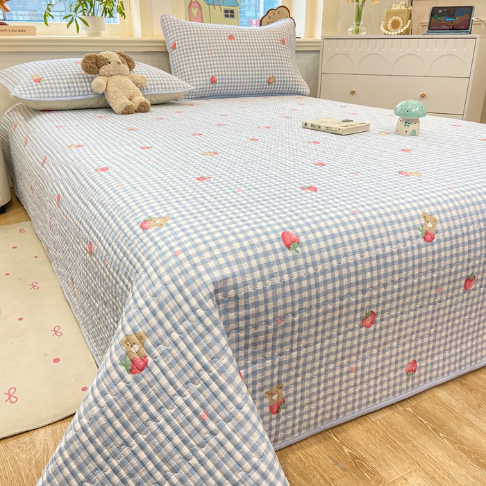 91家纺网 家纺一手货源 找家纺 喜居 2026新款A类双面泡芙双层纱夹棉床盖 双层纱夹棉床盖-草莓格子熊