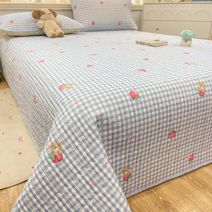 91家纺网 家纺一手货源 找家纺 喜居 2026新款A类双面泡芙双层纱夹棉床盖 双层纱夹棉床盖-草莓格子熊