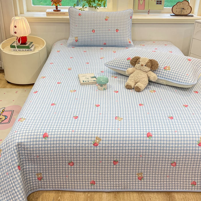 91家纺网 家纺一手货源 找家纺 喜居 2026新款A类双面泡芙双层纱夹棉床盖 双层纱夹棉床盖-草莓格子熊