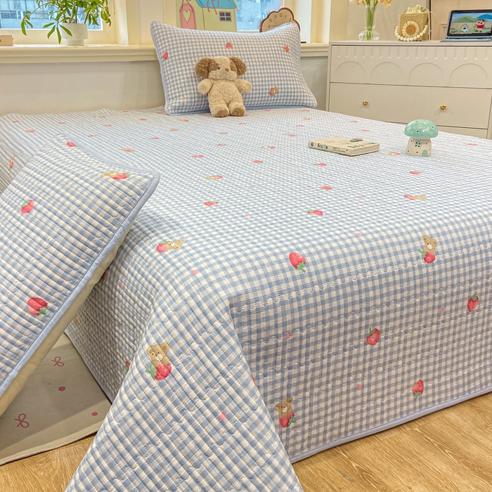 91家纺网 家纺一手货源 找家纺 喜居 2026新款A类双面泡芙双层纱夹棉床盖 双层纱夹棉床盖-草莓格子熊