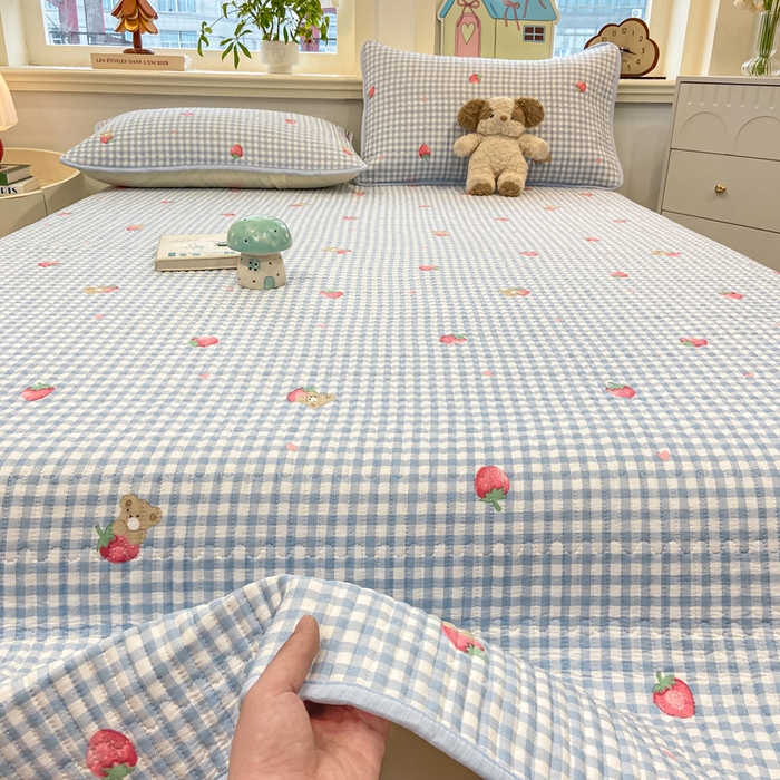 91家纺网 家纺一手货源 找家纺 喜居 2026新款A类双面泡芙双层纱夹棉床盖 双层纱夹棉床盖-草莓格子熊