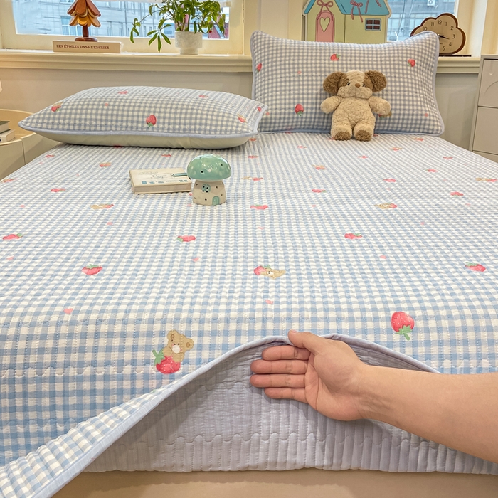 91家纺网 家纺一手货源 找家纺 喜居 2026新款A类双面泡芙双层纱夹棉床盖 双层纱夹棉床盖-草莓格子熊