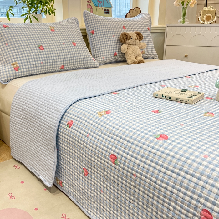 91家纺网 家纺一手货源 找家纺 喜居 2026新款A类双面泡芙双层纱夹棉床盖 双层纱夹棉床盖-草莓格子熊