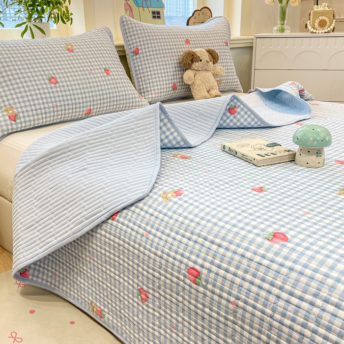 91家纺网 家纺一手货源 找家纺 喜居 2026新款A类双面泡芙双层纱夹棉床盖 双层纱夹棉床盖-草莓格子熊