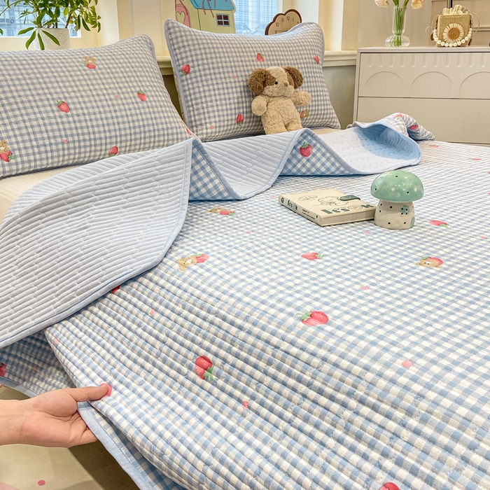 91家纺网 家纺一手货源 找家纺 喜居 2026新款A类双面泡芙双层纱夹棉床盖 双层纱夹棉床盖-草莓格子熊