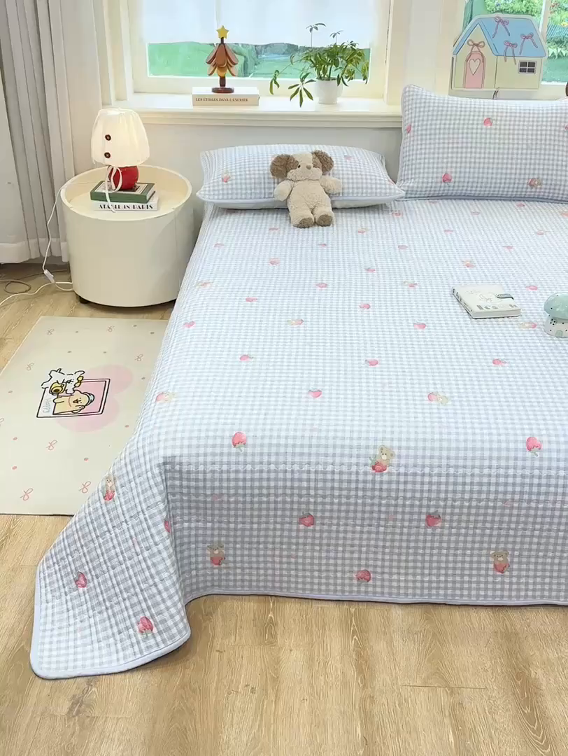 91家纺网 家纺一手货源 找家纺 喜居 2026新款A类双面泡芙双层纱夹棉床盖 双层纱夹棉床盖-草莓格子熊