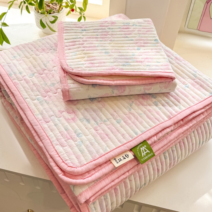 91家纺网 家纺一手货源 找家纺 喜居 2026新款A类双面泡芙双层纱夹棉床盖 双层纱夹棉床盖-粉色花漾