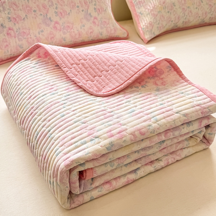 91家纺网 家纺一手货源 找家纺 喜居 2026新款A类双面泡芙双层纱夹棉床盖 双层纱夹棉床盖-粉色花漾