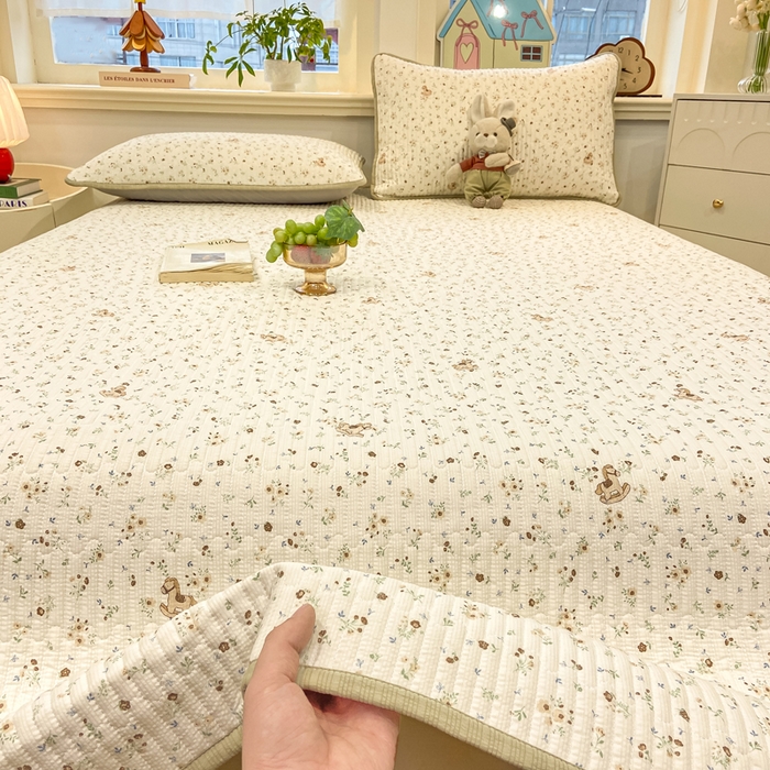 91家纺网 家纺一手货源 找家纺 喜居 2026新款A类双面泡芙双层纱夹棉床盖 双层纱夹棉床盖-花丛小马