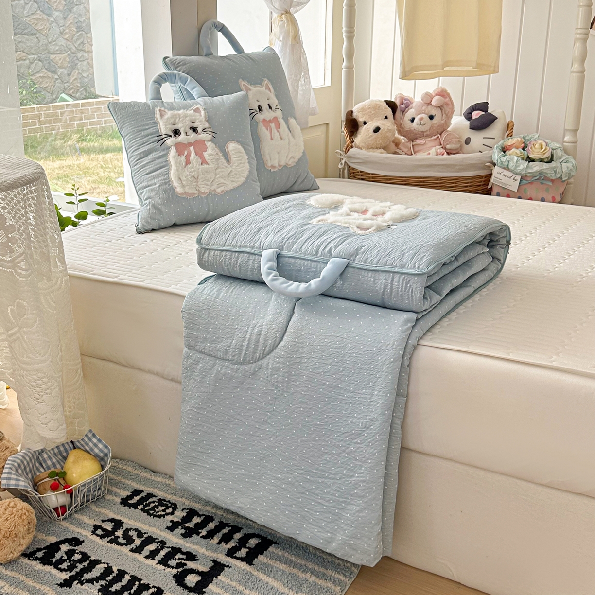 91家纺网 家纺一手货源 找家纺 番茄+ 2026新款ins风猫咪抱枕被 奶芙猫-波点蓝
