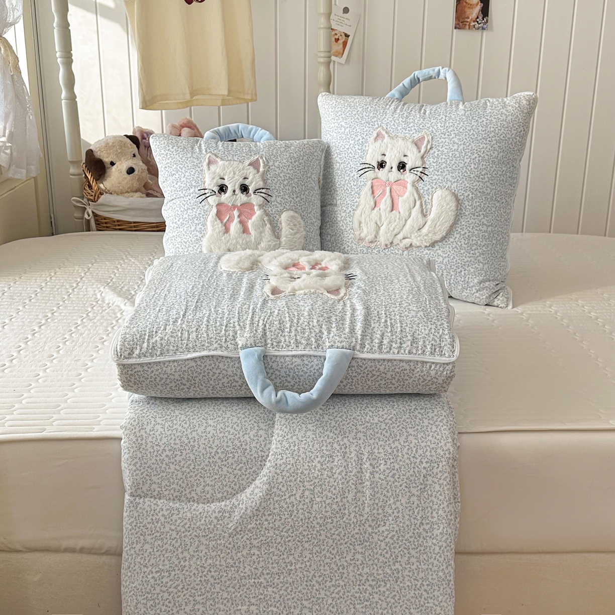 91家纺网 家纺一手货源 找家纺 番茄+ 2026新款ins风猫咪抱枕被 奶芙猫-碎花蓝