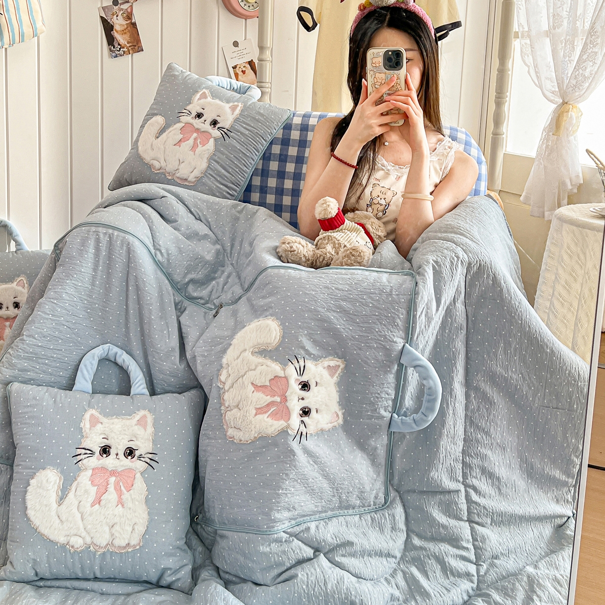 91家纺网 家纺一手货源 找家纺 番茄+ 2026新款ins风猫咪抱枕被 奶芙猫-波点蓝