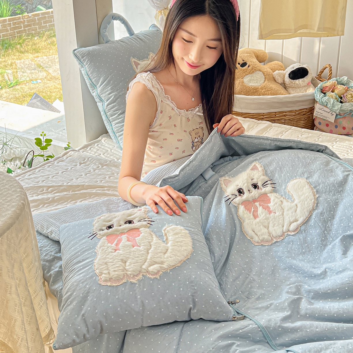 91家纺网 家纺一手货源 找家纺 番茄+ 2026新款ins风猫咪抱枕被 奶芙猫-波点蓝