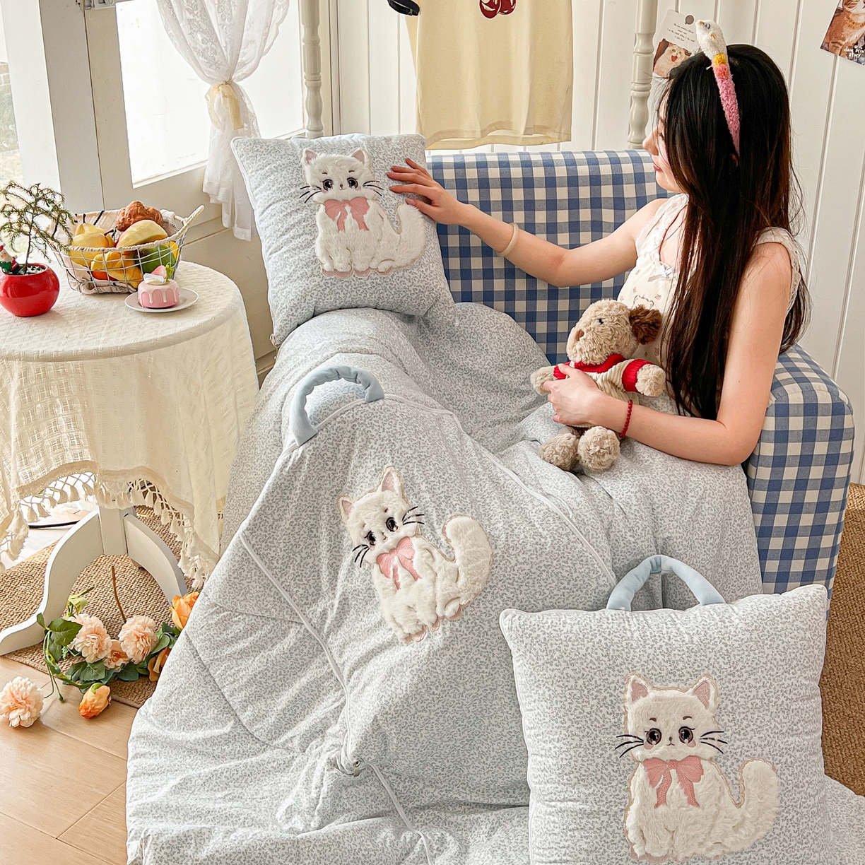 91家纺网 家纺一手货源 找家纺 番茄+ 2026新款ins风猫咪抱枕被 奶芙猫-碎花蓝