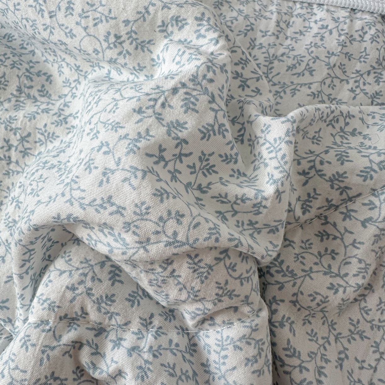 91家纺网 家纺一手货源 找家纺 番茄+ 2026新款ins风猫咪抱枕被 奶芙猫-碎花蓝