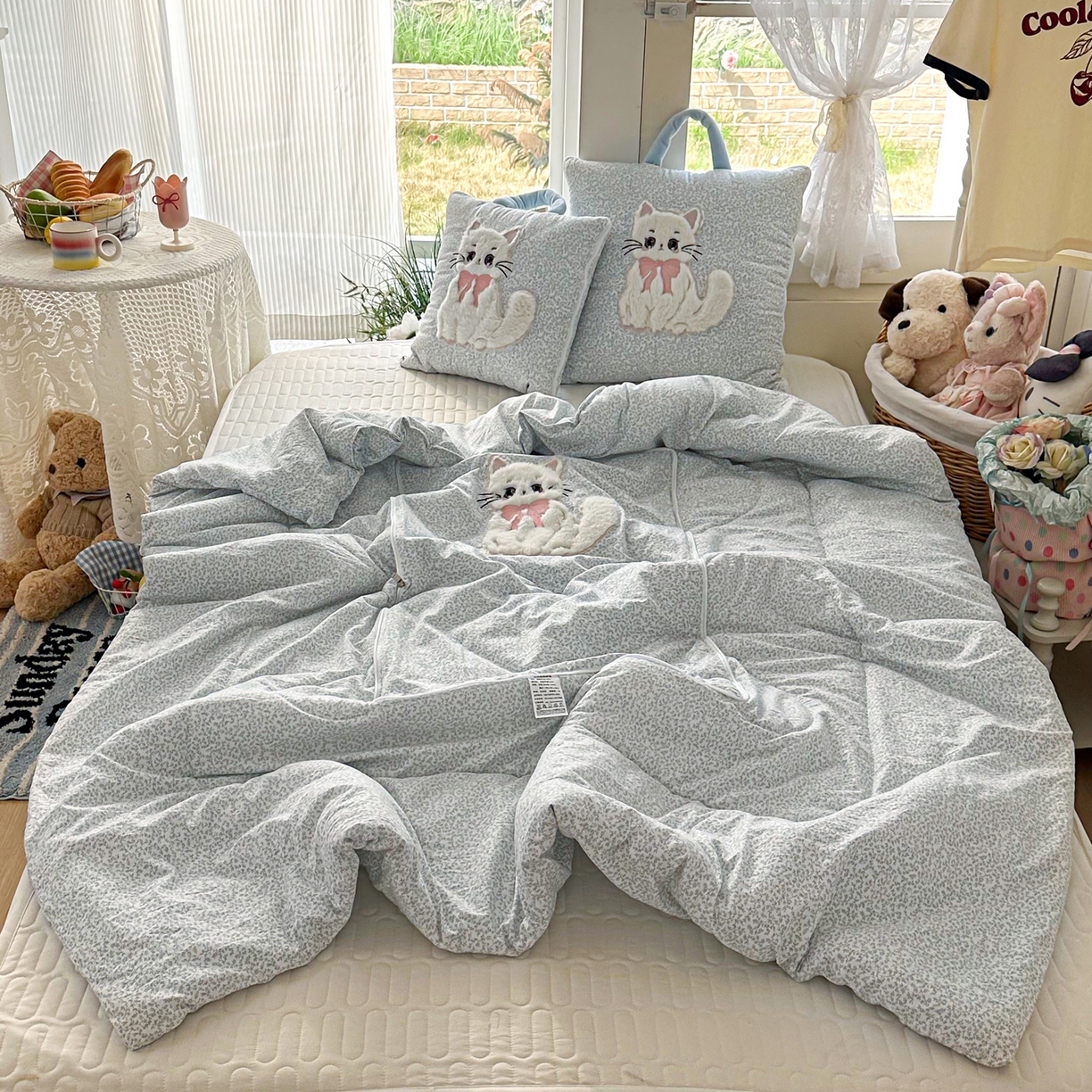 91家纺网 家纺一手货源 找家纺 番茄+ 2026新款ins风猫咪抱枕被 奶芙猫-碎花蓝