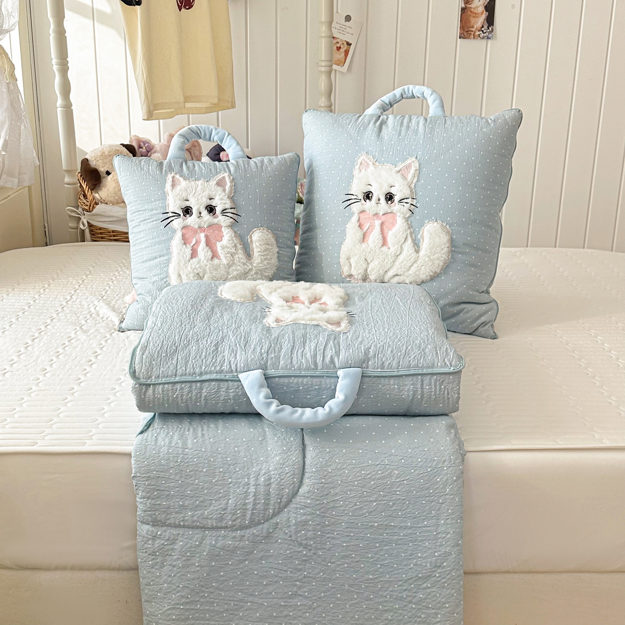 91家纺网 家纺一手货源 找家纺 番茄+ 2026新款ins风猫咪抱枕被 奶芙猫-波点蓝