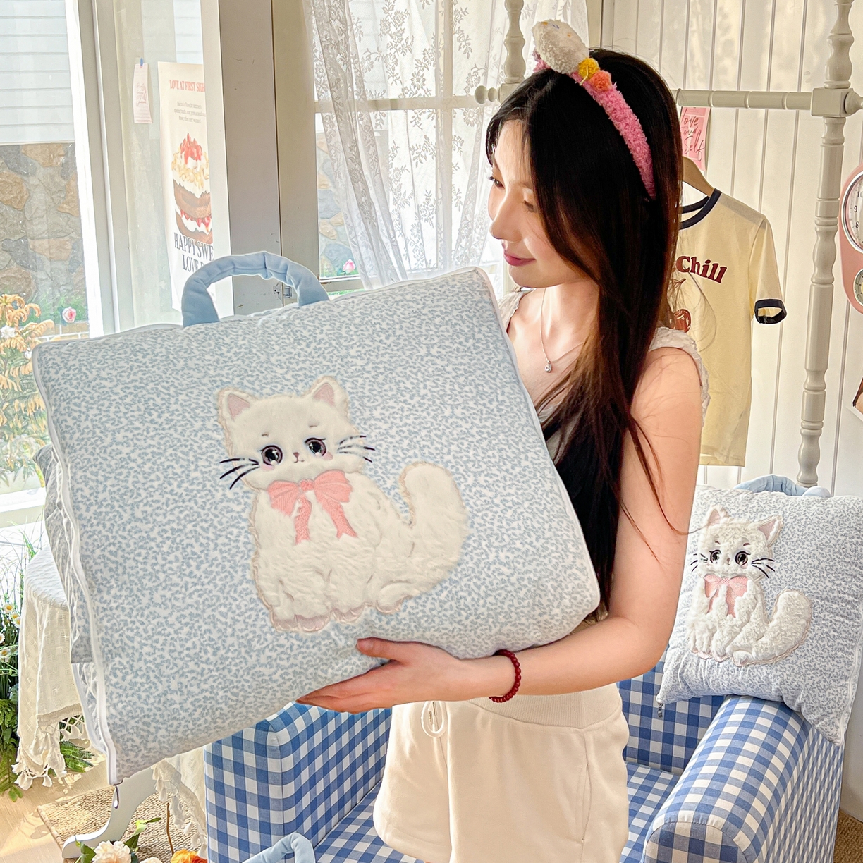 91家纺网 家纺一手货源 找家纺 番茄+ 2026新款ins风猫咪抱枕被 奶芙猫-碎花蓝