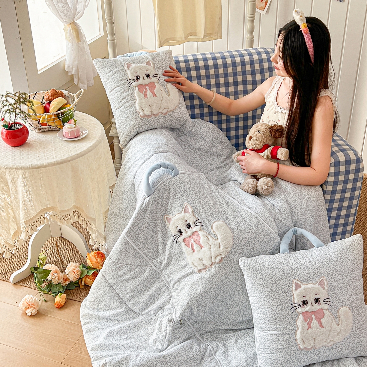 91家纺网 家纺一手货源 找家纺 番茄+ 2026新款ins风猫咪抱枕被 奶芙猫-碎花蓝