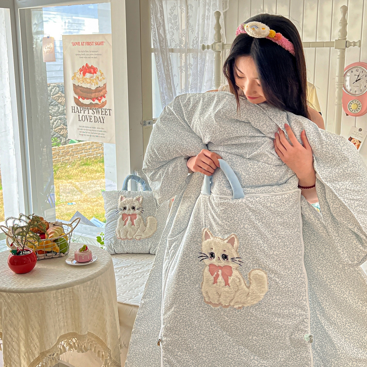 91家纺网 家纺一手货源 找家纺 番茄+ 2026新款ins风猫咪抱枕被 奶芙猫-碎花蓝