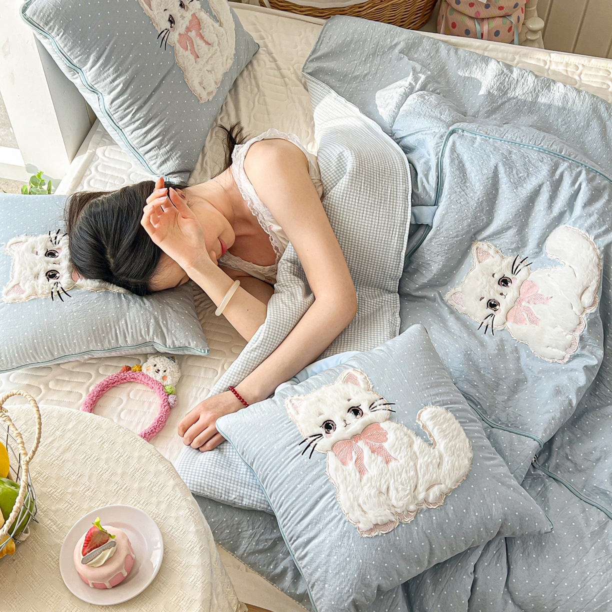 91家纺网 家纺一手货源 找家纺 番茄+ 2026新款ins风猫咪抱枕被 奶芙猫-波点蓝