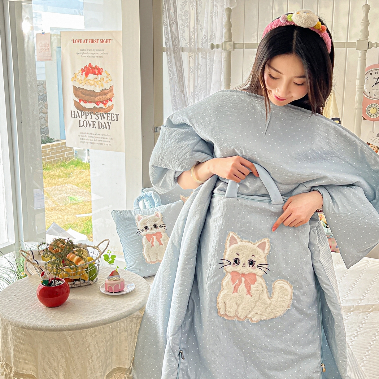 91家纺网 家纺一手货源 找家纺 番茄+ 2026新款ins风猫咪抱枕被 奶芙猫-波点蓝