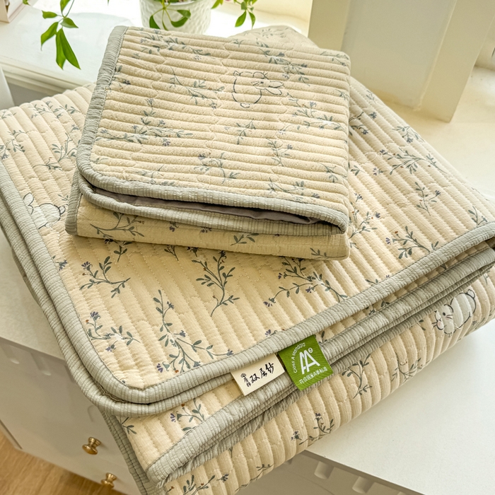 91家纺网 家纺一手货源 找家纺 喜居 2026新款A类双面泡芙双层纱夹棉床盖 双层纱夹棉床盖-花丛小兔