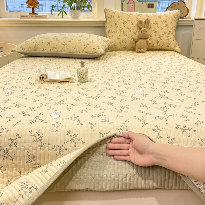 91家纺网 家纺一手货源 找家纺 喜居 2026新款A类双面泡芙双层纱夹棉床盖 双层纱夹棉床盖-花丛小兔