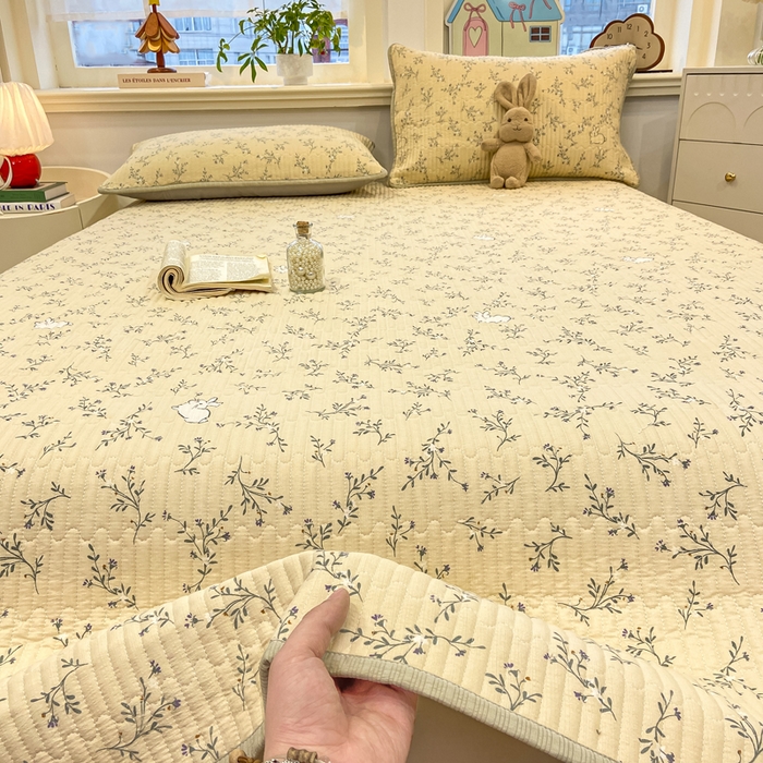 91家纺网 家纺一手货源 找家纺 喜居 2026新款A类双面泡芙双层纱夹棉床盖 双层纱夹棉床盖-花丛小兔