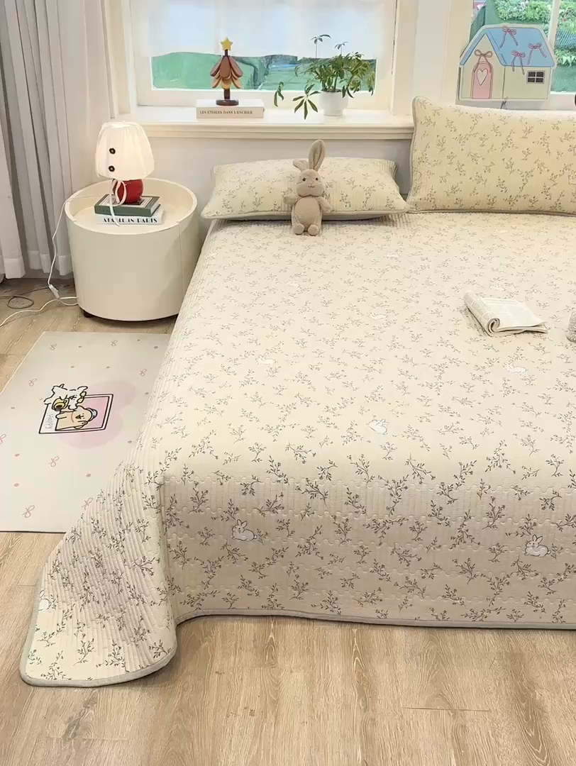 91家纺网 家纺一手货源 找家纺 喜居 2026新款A类双面泡芙双层纱夹棉床盖 双层纱夹棉床盖-花丛小兔