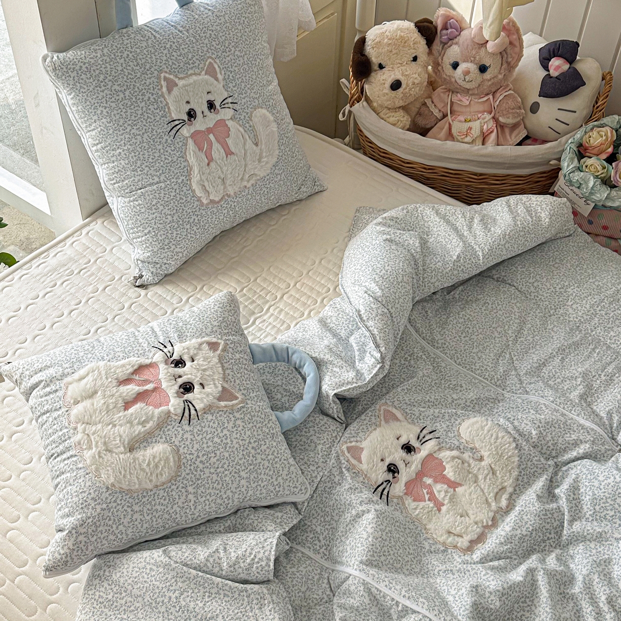 91家纺网 家纺一手货源 找家纺 番茄+ 2026新款ins风猫咪抱枕被 奶芙猫-碎花蓝