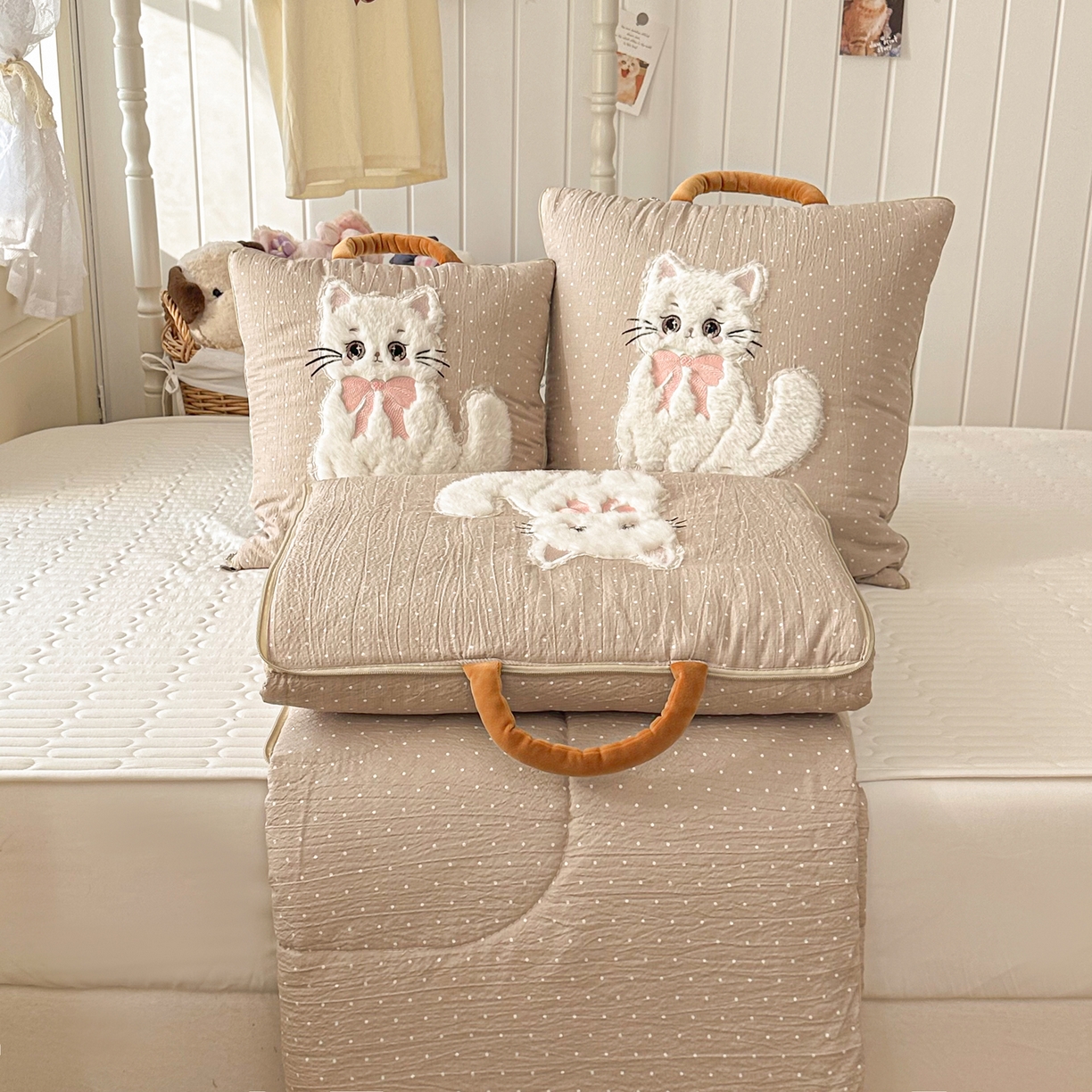 91家纺网 家纺一手货源 找家纺 番茄+ 2026新款ins风猫咪抱枕被 奶芙猫-波点咖
