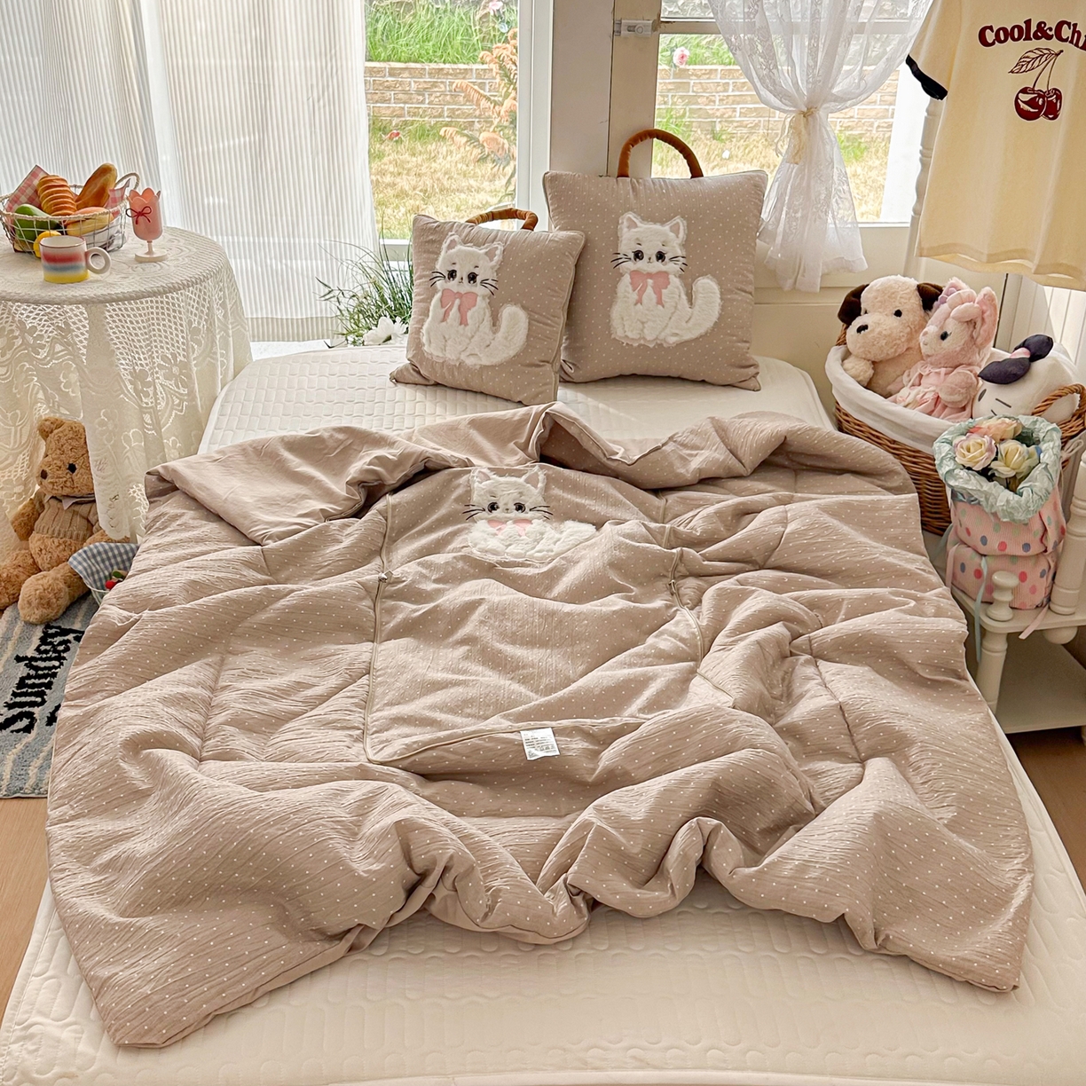 91家纺网 家纺一手货源 找家纺 番茄+ 2026新款ins风猫咪抱枕被 奶芙猫-波点咖